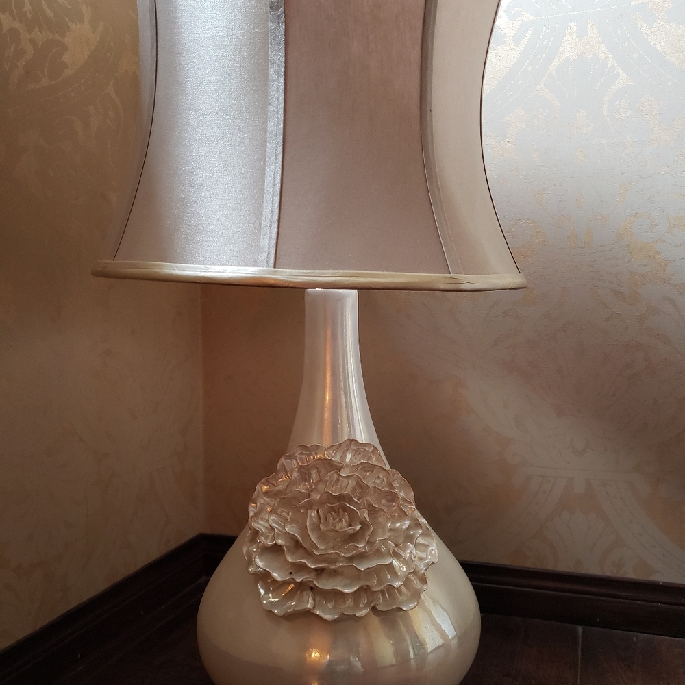 Pearl color flower Lamp